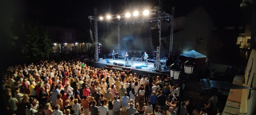 FOTOS | La plaza de Numancia de la Sagra se rinde a David Civera y sus grandes éxitos