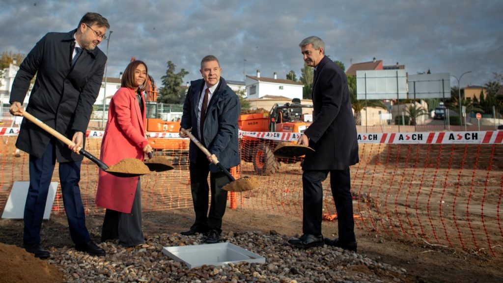García-Page coloca la primera piedra del futuro colegio en Olías del Rey