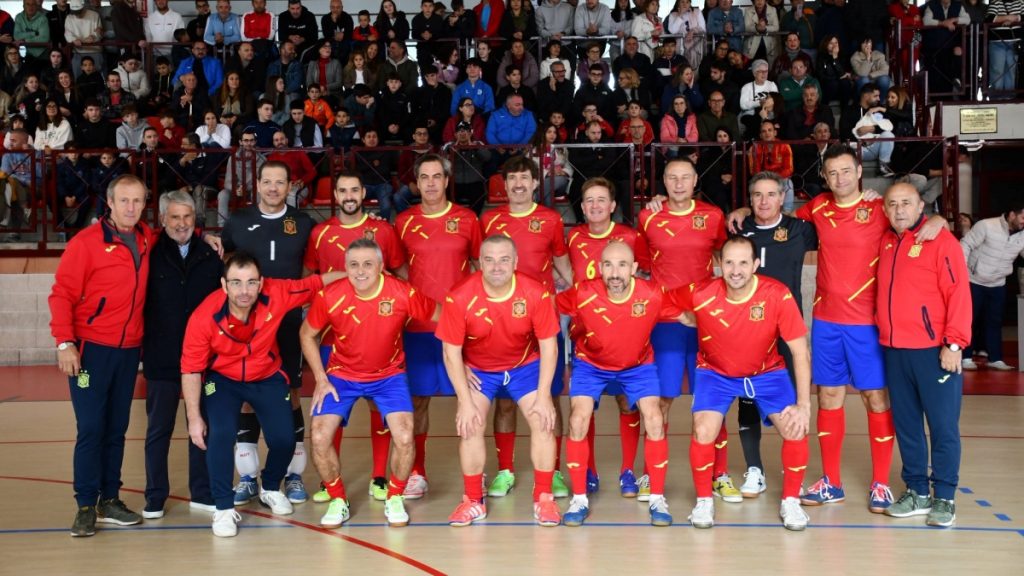 La Selección Española de Fútbol Sala Veteranos inaugura la renovada pista de Añover del Tajo