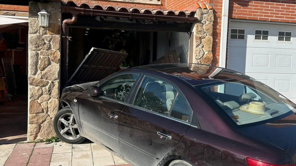 Aparatoso accidente en Illescas: un vehículo acaba empotrado en una casa
