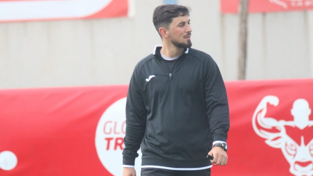 Rafa Guerrero dirige su primer entrenamiento como técnico del CD Illescas