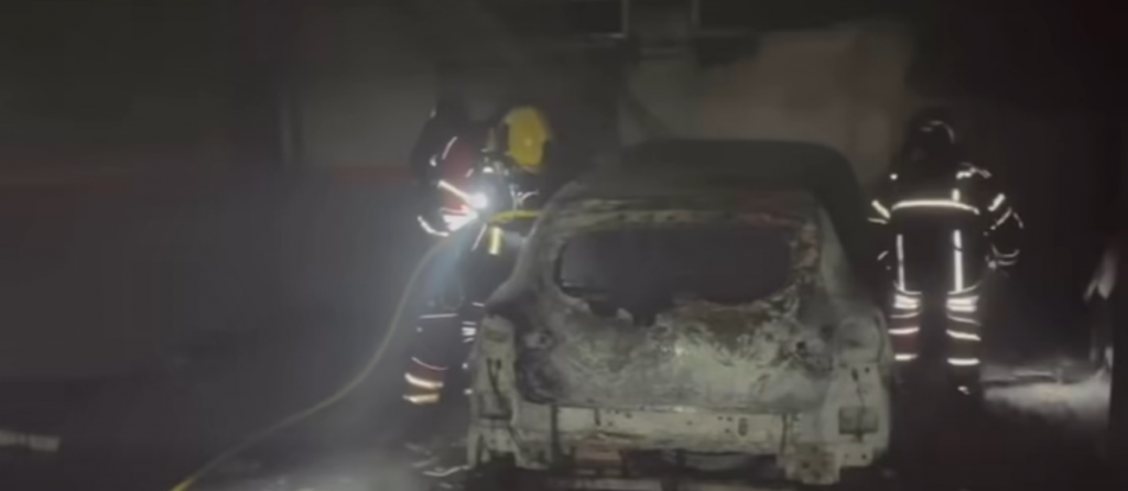 Incendio en garaje de Bargas calcina varios vehículos y obliga a evacuar a sus vecinos