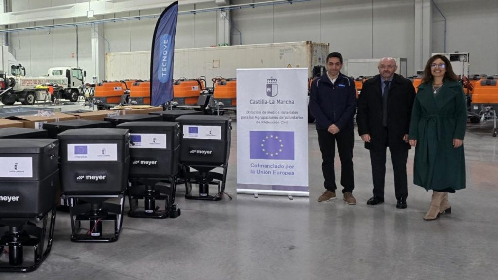 Tres agrupaciones de Protección Civil de La Sagra recibirán extendedoras de sal del Gobierno regional