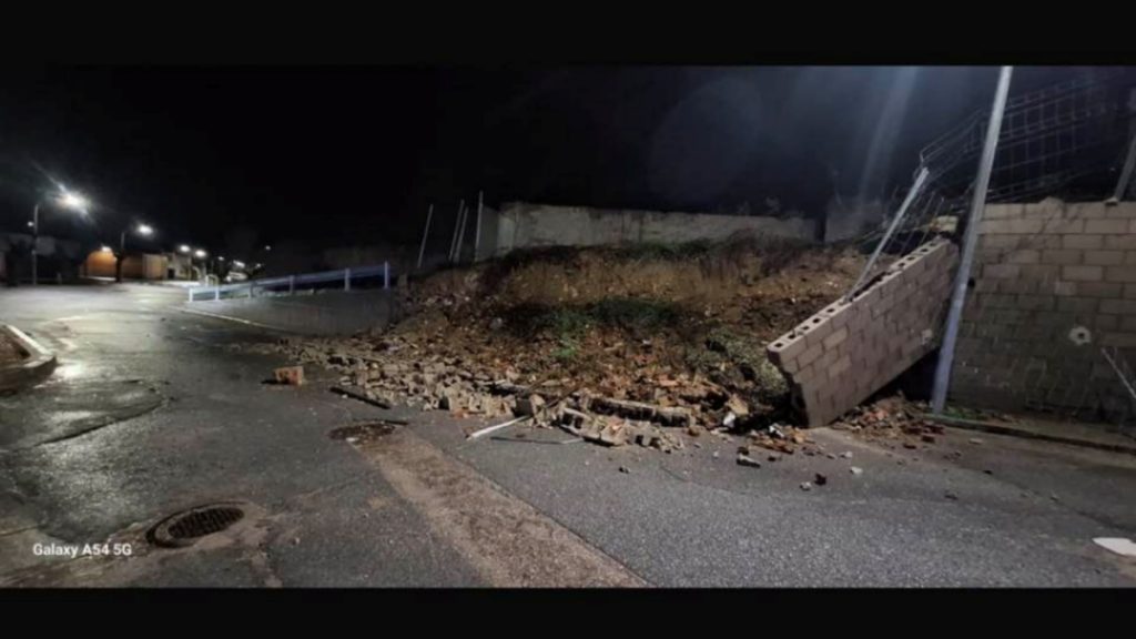 Un muro se viene abajo en Chozas de Canales