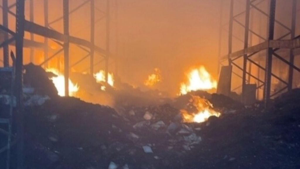 Un incendio arrasa una nave industrial en Borox