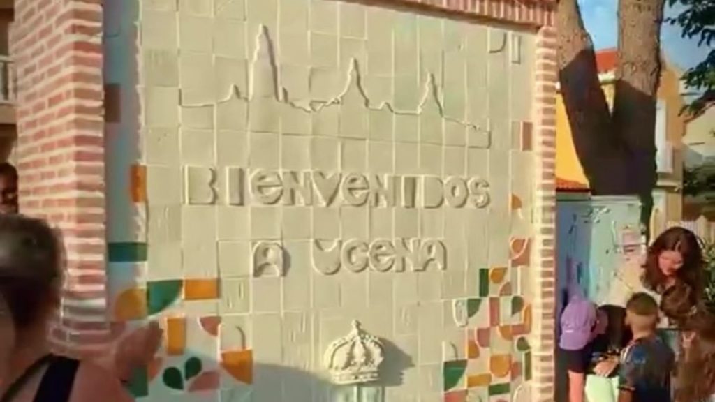 Ugena inaugura un nuevo monolito de bienvenida después de que el anterior sufriera daños a causa de un accidente de tráfico