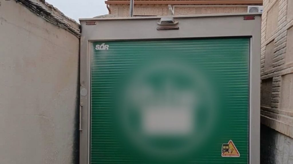 Aparatoso suceso en Bargas: un vehículo queda encajado tras tocar un tendido eléctrico