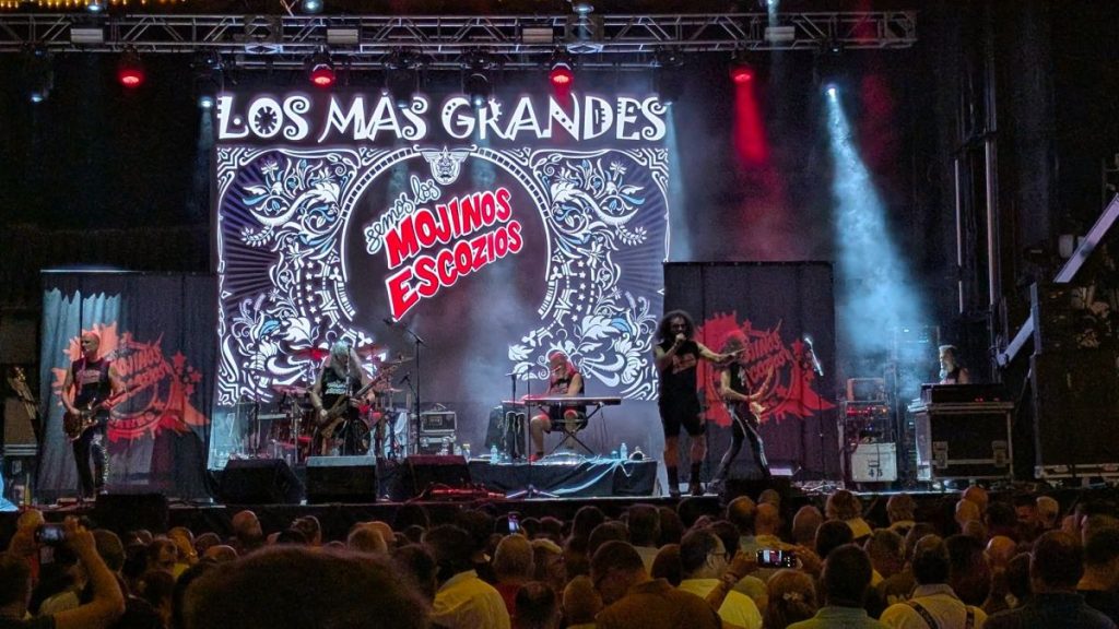 Los Mojinos Escozíos llenan la Plaza Mayor de Villaseca de la Sagra en una noche de rock y humor