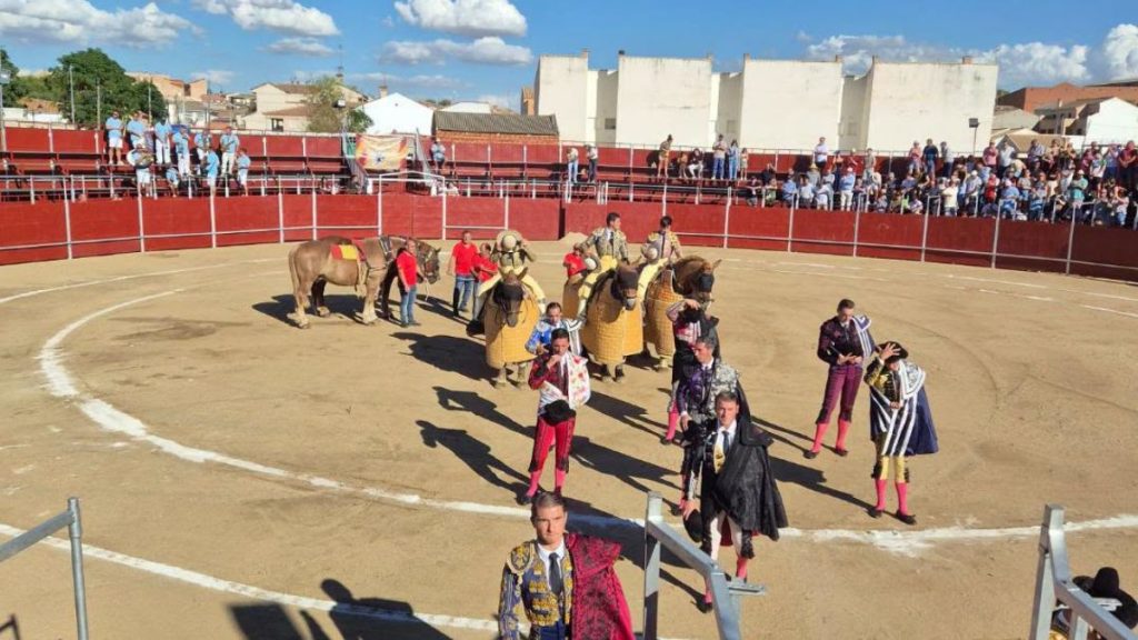 Accidentada tarde en Recas: cornada a un banderillero y tres orejas para Esteban Gordillo