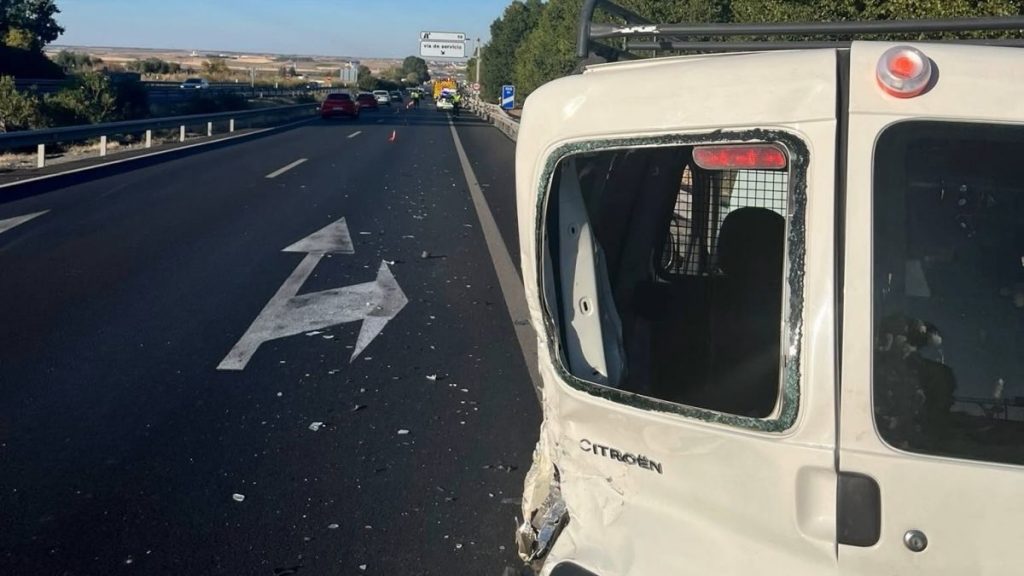 Una persona afectada tras un accidente entre dos vehículos en la A-42 a la altura de Olías del Rey