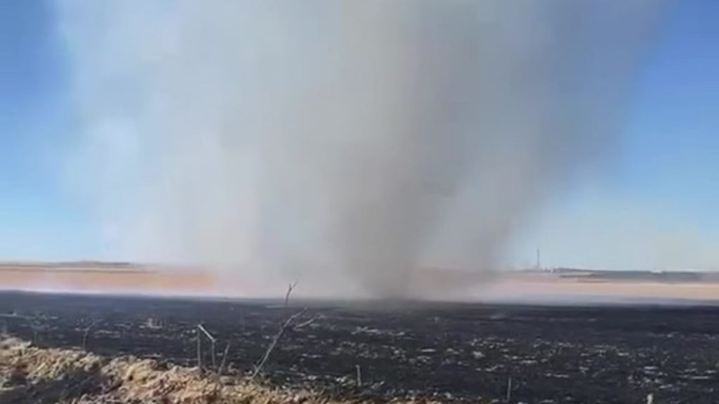 ¿Habías visto algo así? El CPEIS Toledo capta un remolino de fuego durante una intervención en Magán