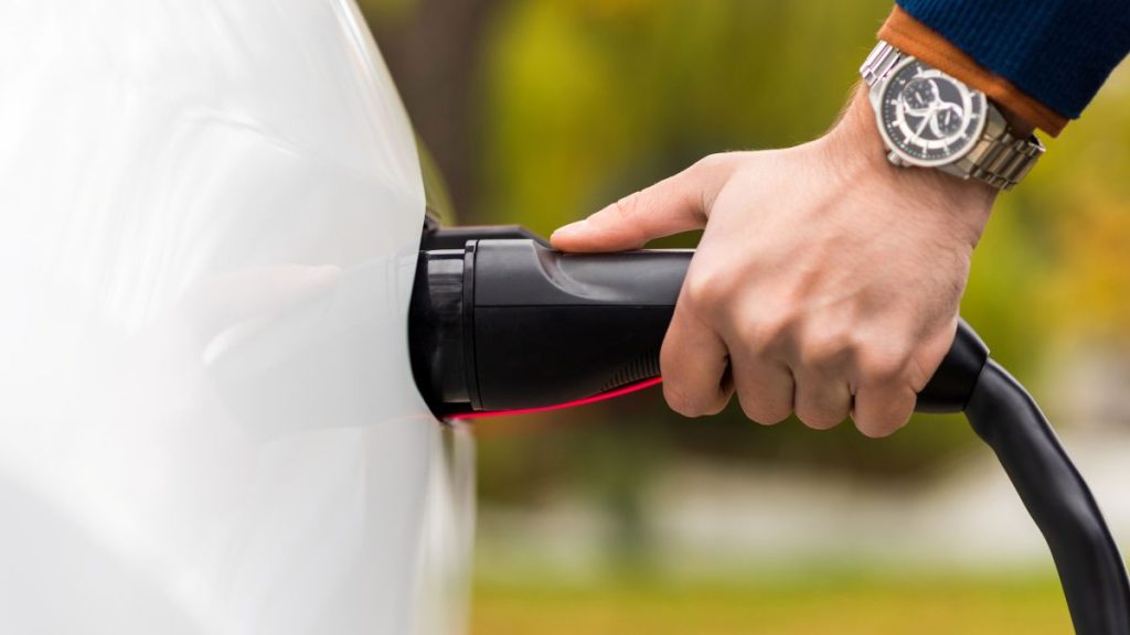 El Ayuntamiento de Bargas estudia cobrar por la recarga de coches eléctricos en la vía pública: este es el precio que plantea