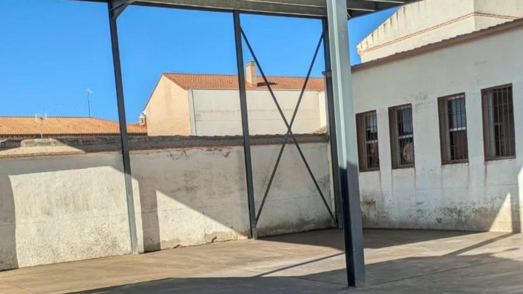 Bargas recupera un espacio en desuso durante años con un nuevo porche-almacén en la calle Roble
